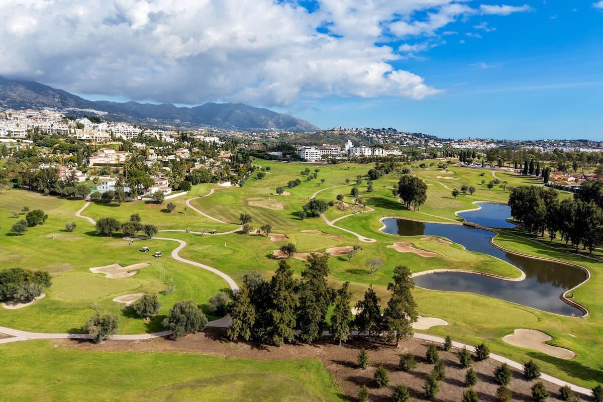 Apartamento de 2 habitaciones en Mijas Golf en venta con garaje - 289.500 € (Ref: 9877672)