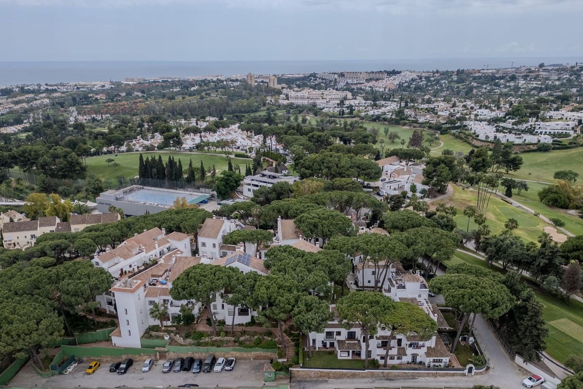 2 slaapkamer Appartement te koop in Nueva Andalucia - € 599.000 (Ref: 9880392)