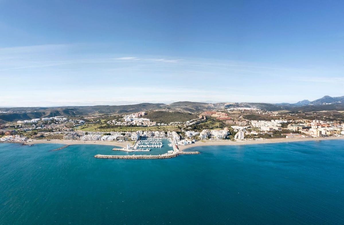 2 bedroom Apartment for sale in La Duquesa / Puerto de la Duquesa with garage - € 419,000 (Ref: 9880394)