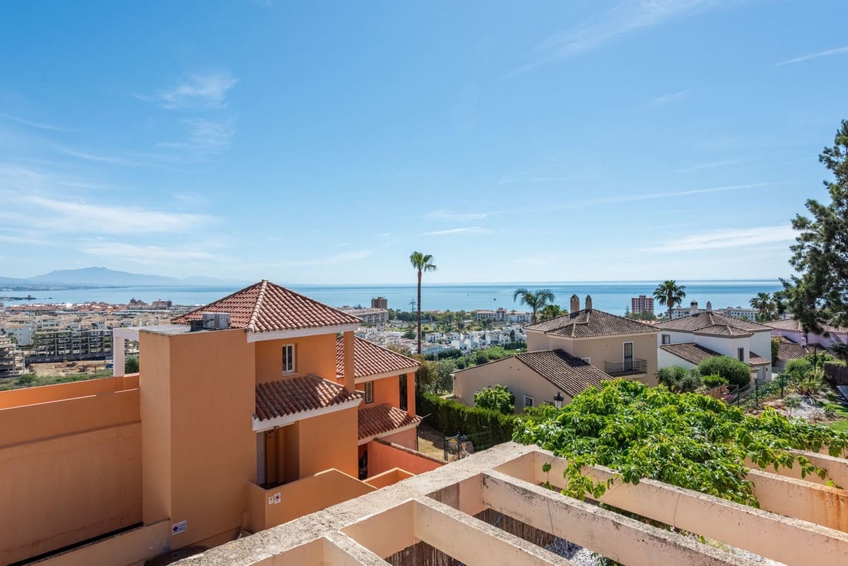 2 bedroom Apartment for sale in La Duquesa / Puerto de la Duquesa with garage - € 419,000 (Ref: 9880394)