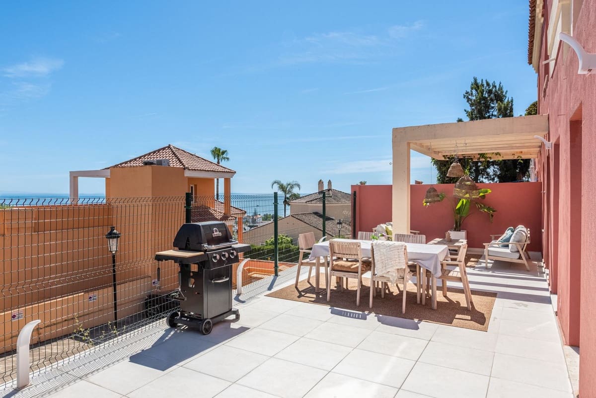 2 bedroom Apartment for sale in La Duquesa / Puerto de la Duquesa with garage - € 419,000 (Ref: 9880394)