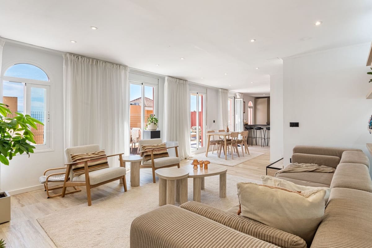 2 bedroom Apartment for sale in La Duquesa / Puerto de la Duquesa with garage - € 419,000 (Ref: 9880394)