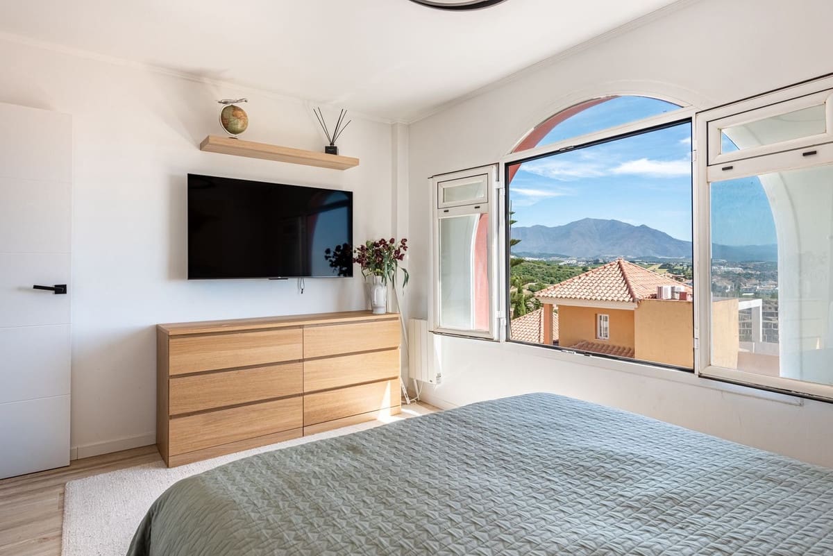 2 bedroom Apartment for sale in La Duquesa / Puerto de la Duquesa with garage - € 419,000 (Ref: 9880394)