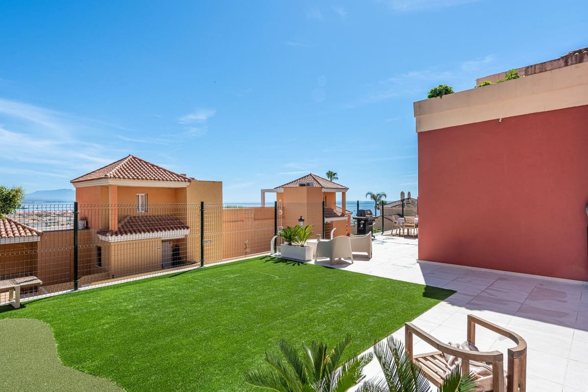 2 bedroom Apartment for sale in La Duquesa / Puerto de la Duquesa with garage - € 419,000 (Ref: 9880394)