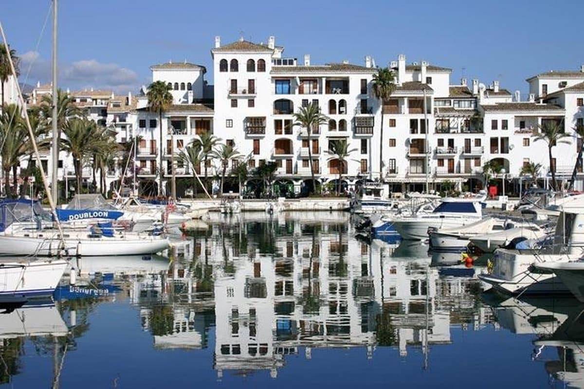 2 bedroom Apartment for sale in La Duquesa / Puerto de la Duquesa with garage - € 419,000 (Ref: 9880394)