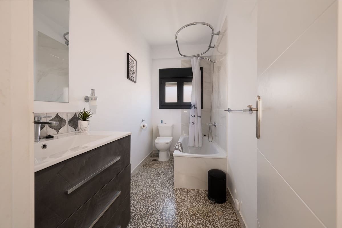 2 soveværelse Lejlighed til salg i Estepona med garage - € 339.000 (Ref: 9885362)
