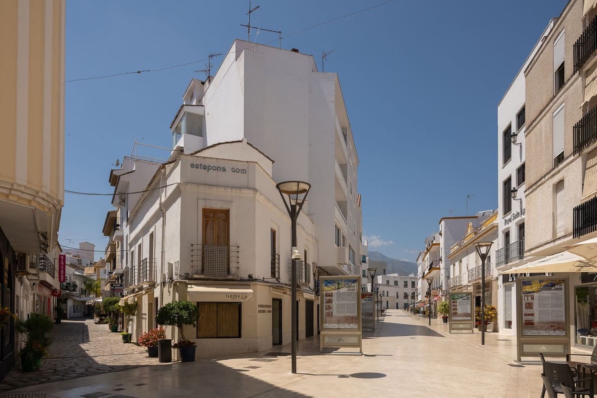 2 soveværelse Lejlighed til salg i Estepona med garage - € 339.000 (Ref: 9885362)
