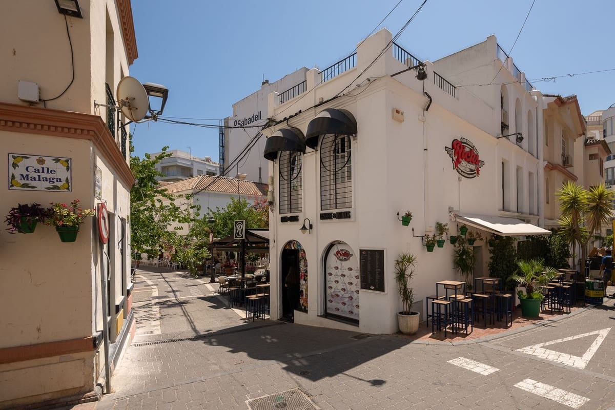 2 soveværelse Lejlighed til salg i Estepona med garage - € 339.000 (Ref: 9885362)