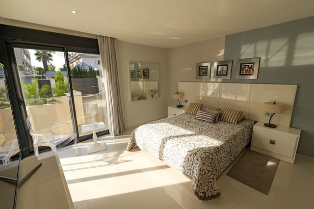 3 Zimmer Villa zu verkaufen in Las Piscinas Naturales, Torrevieja mit Pool - 1.630.000 € (Ref: 9887049)
