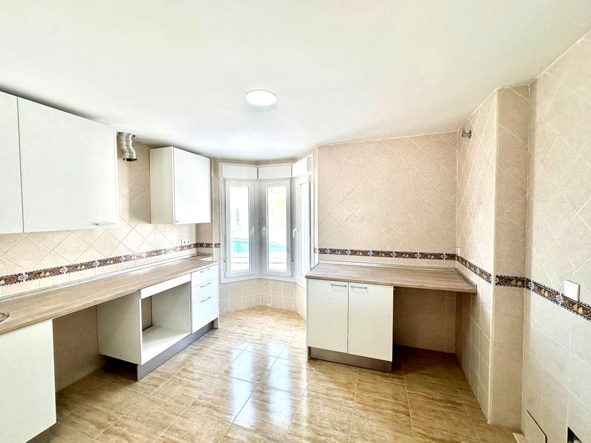 4 makuuhuone Omakotitalo myytävänä paikassa Fuengirola mukana 
autotalli - 470 000 € (Ref: 9898591)