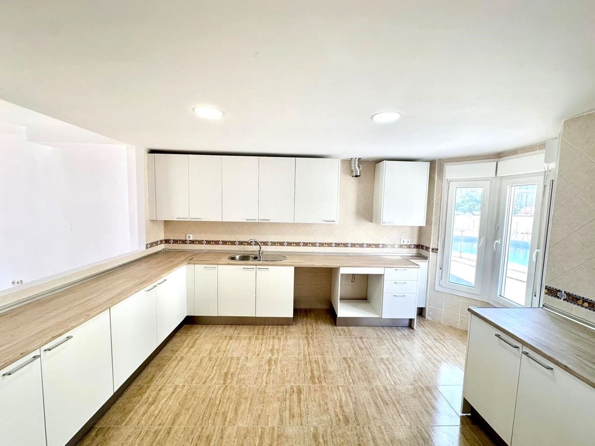 4 makuuhuone Omakotitalo myytävänä paikassa Fuengirola mukana 
autotalli - 470 000 € (Ref: 9898591)