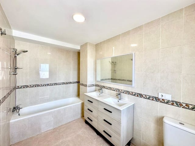 4 sovrum Hus till salu i Los Boliches , Fuengirola med garage - 470 000 € (Ref: 9898591)