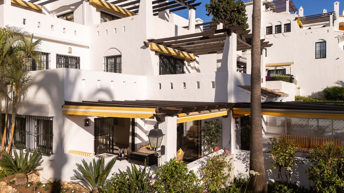 Apartamento de 3 habitaciones en Nueva Andalucia en venta - 1.349.000 € (Ref: 9906625)