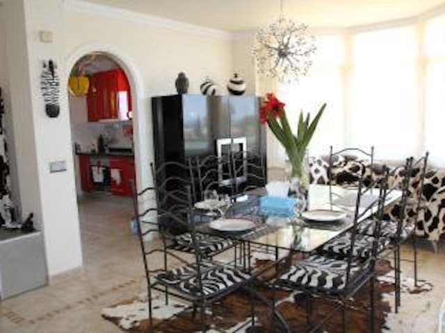 5 sovrum Villa till salu i Calahonda, Mijas - 1 250 000 € (Ref: 9909820)