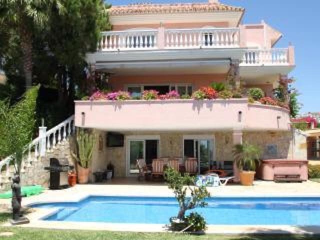 5 sovrum Villa till salu i Calahonda, Mijas - 1 250 000 € (Ref: 9909820)
