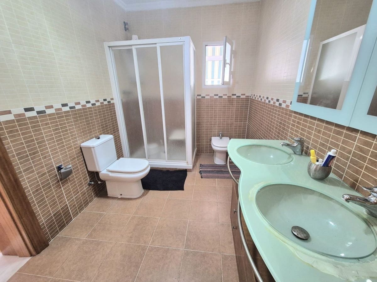 5 bedroom Villa for sale in Alhaurin de la Torre with garage - € 500,000 (Ref: 9909821)