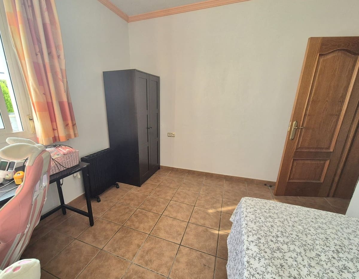 5 bedroom Villa for sale in Alhaurin de la Torre with garage - € 500,000 (Ref: 9909821)