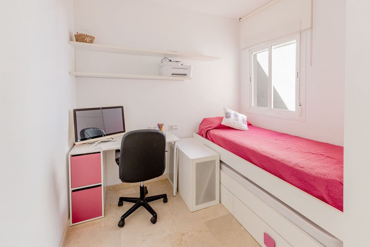 Ático de 2 habitaciones en Estepona en venta con garaje - 389.000 € (Ref: 9921563)