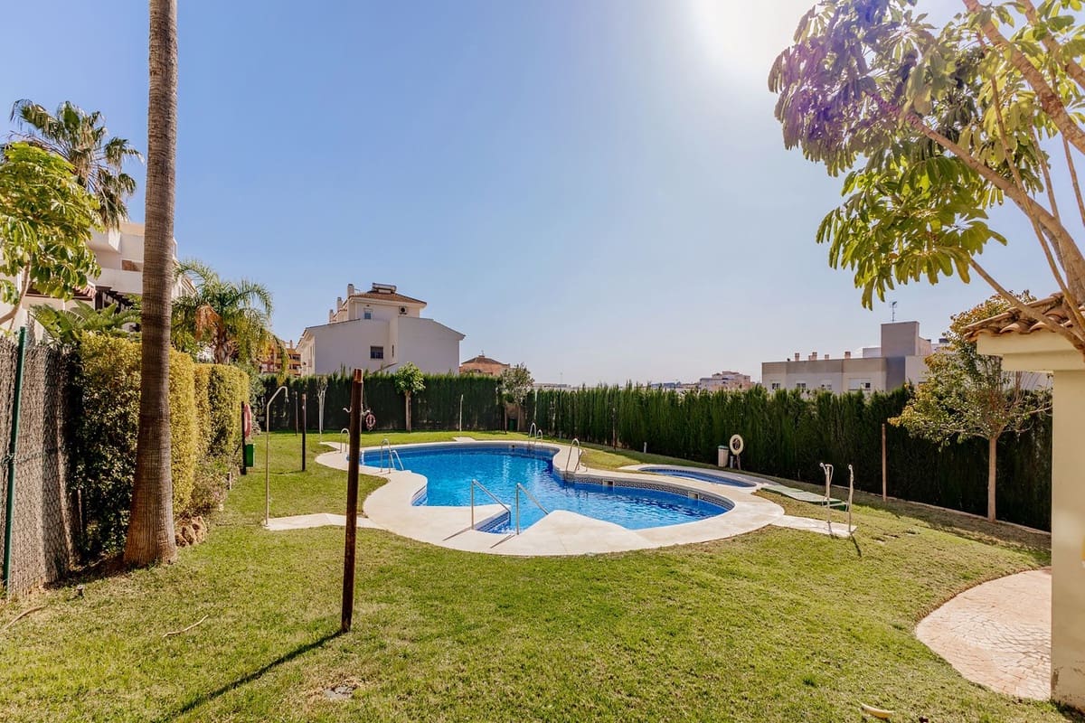 Ático de 2 habitaciones en Estepona en venta con garaje - 389.000 € (Ref: 9921563)