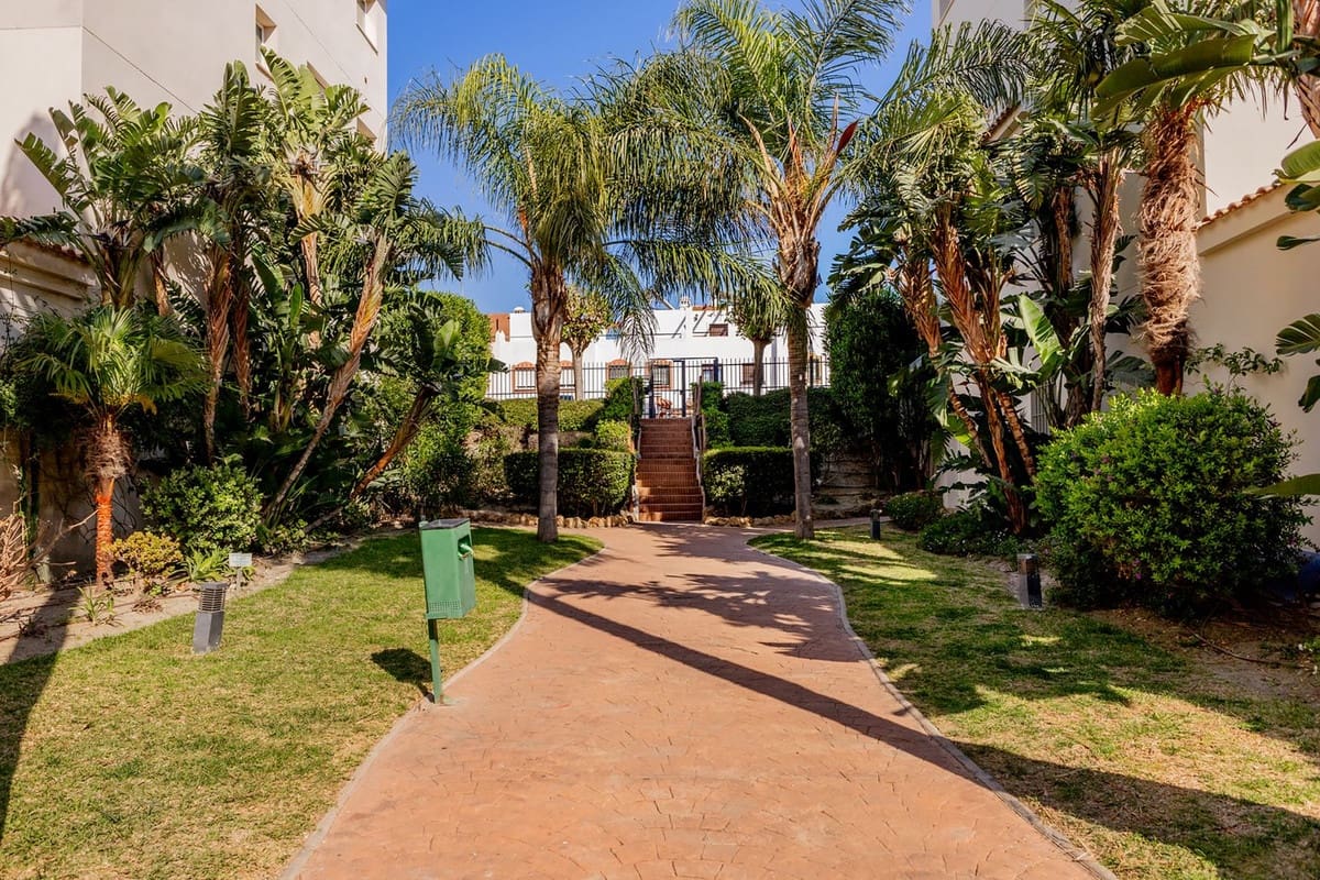 Ático de 2 habitaciones en Estepona en venta con garaje - 389.000 € (Ref: 9921563)