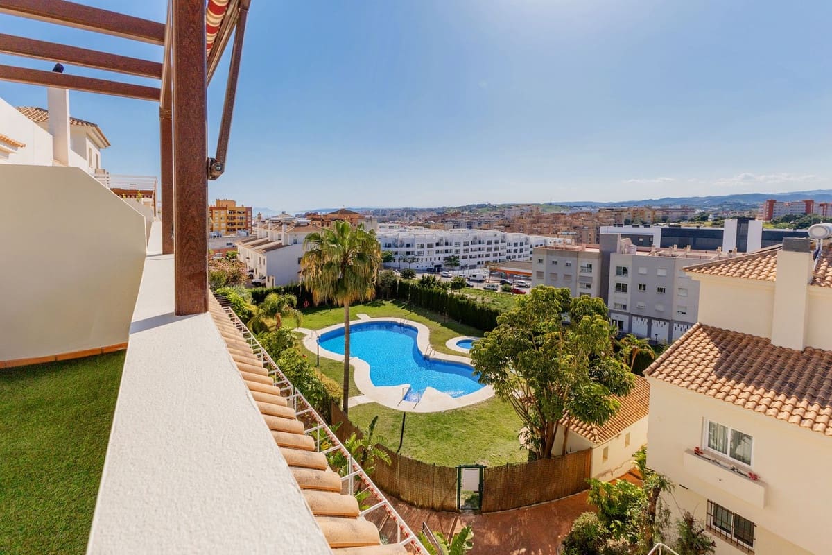 Ático de 2 habitaciones en Estepona en venta con garaje - 389.000 € (Ref: 9921563)