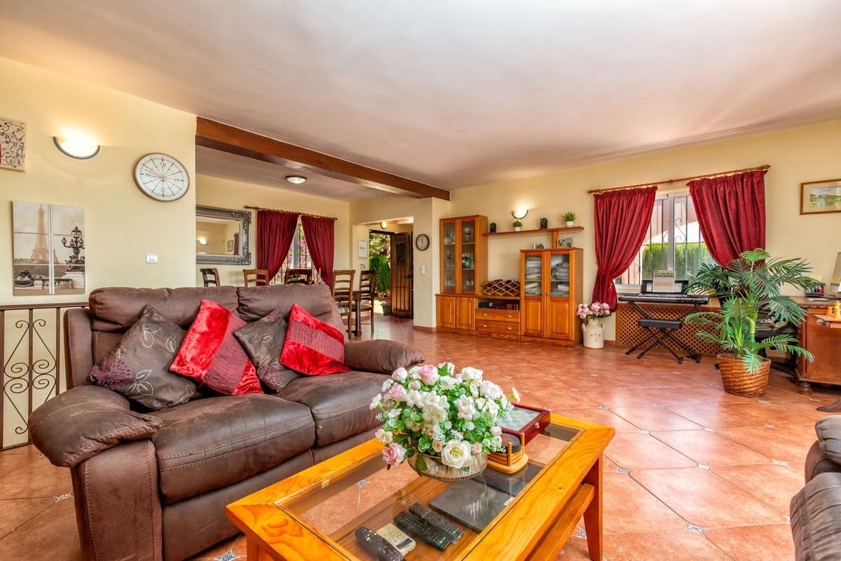 6 bedroom Villa for sale in Mijas - € 835,000 (Ref: 9930006)