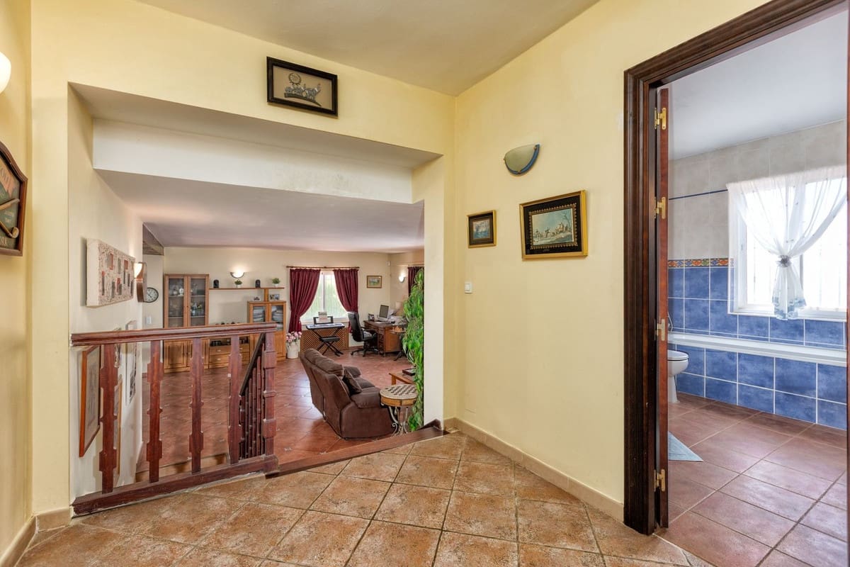 6 bedroom Villa for sale in Mijas - € 835,000 (Ref: 9930006)