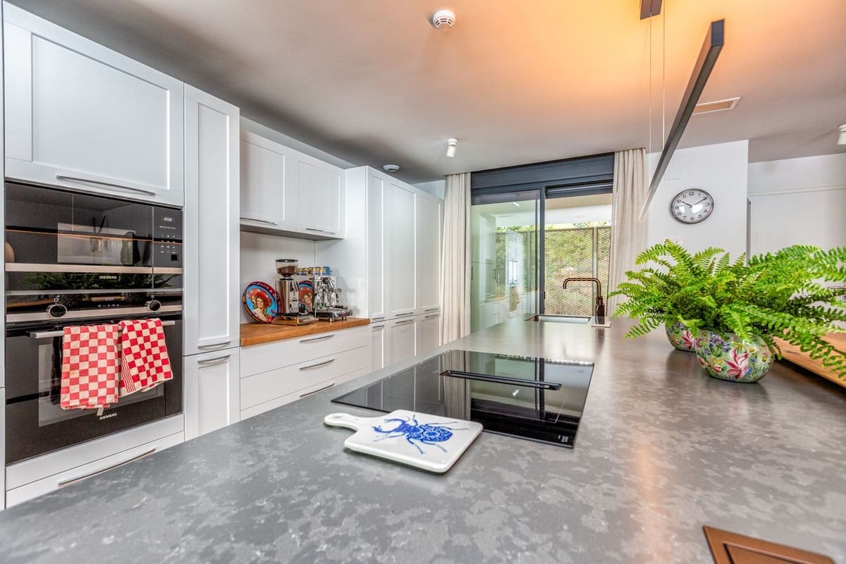 3 soveværelse Lejlighed til salg i Fuengirola med garage - € 1.395.000 (Ref: 9935356)