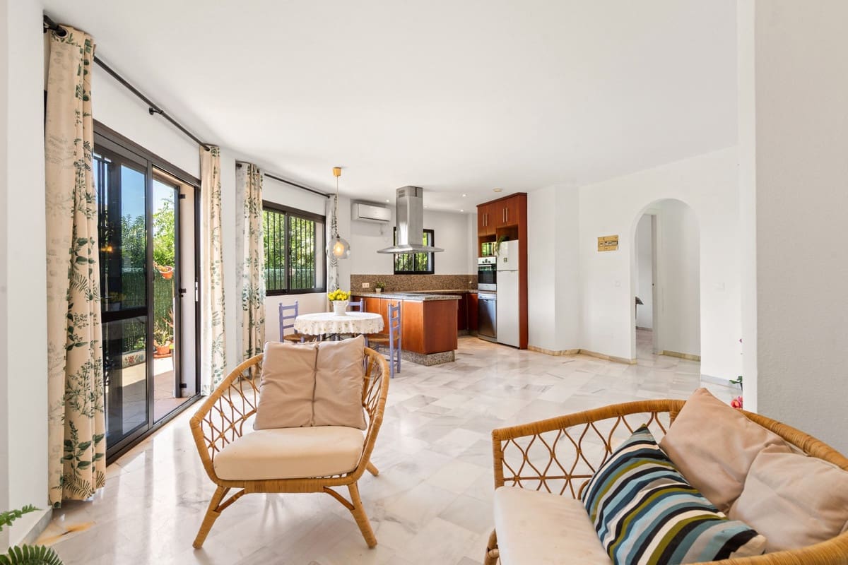 2 bedroom Apartment for sale in Estepona - € 425,000 (Ref: 9935358)