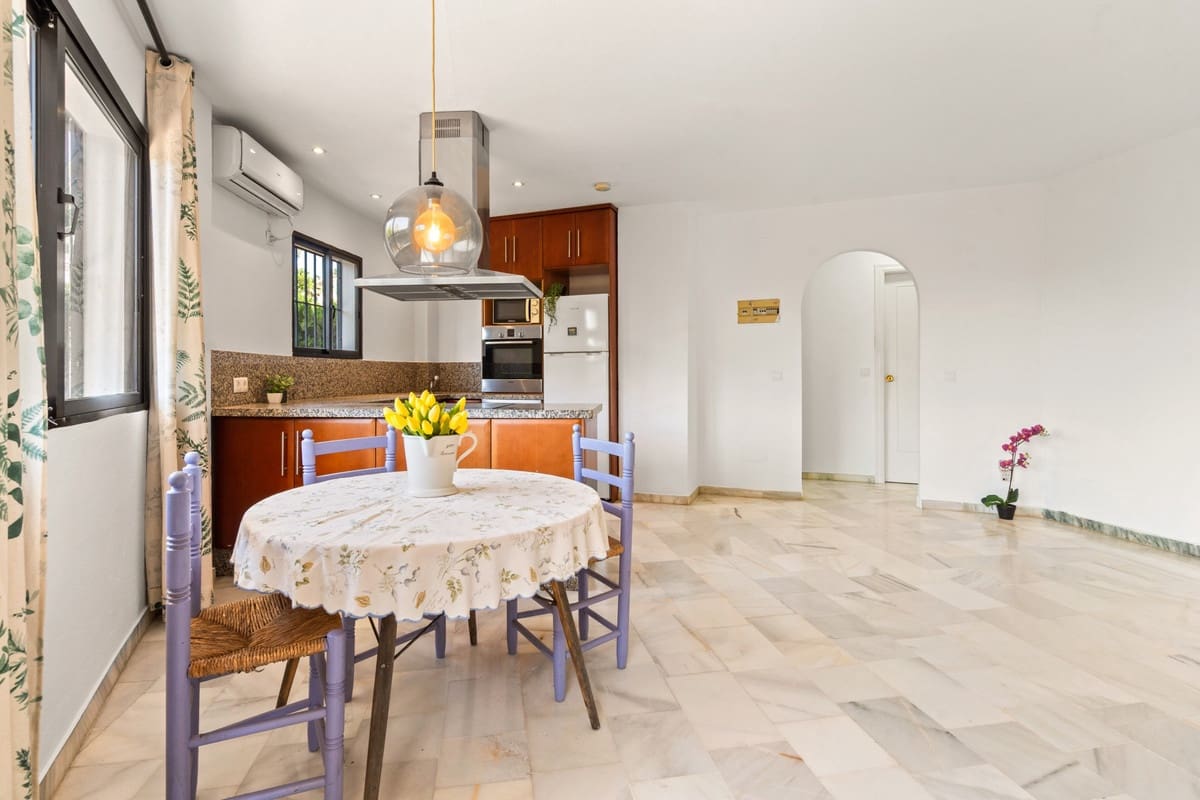 2 bedroom Apartment for sale in Estepona - € 425,000 (Ref: 9935358)