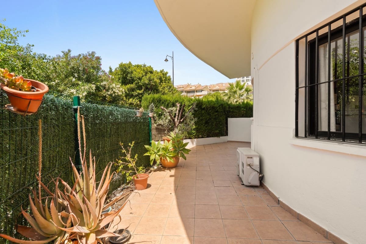 2 bedroom Apartment for sale in Estepona - € 425,000 (Ref: 9935358)
