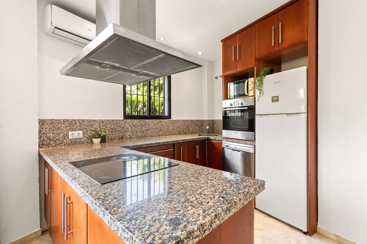 2 bedroom Apartment for sale in Estepona - € 425,000 (Ref: 9935358)