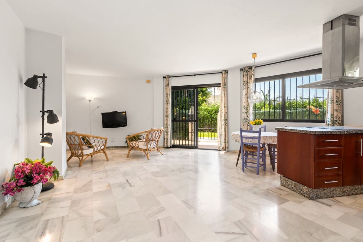 2 bedroom Apartment for sale in Estepona - € 425,000 (Ref: 9935358)