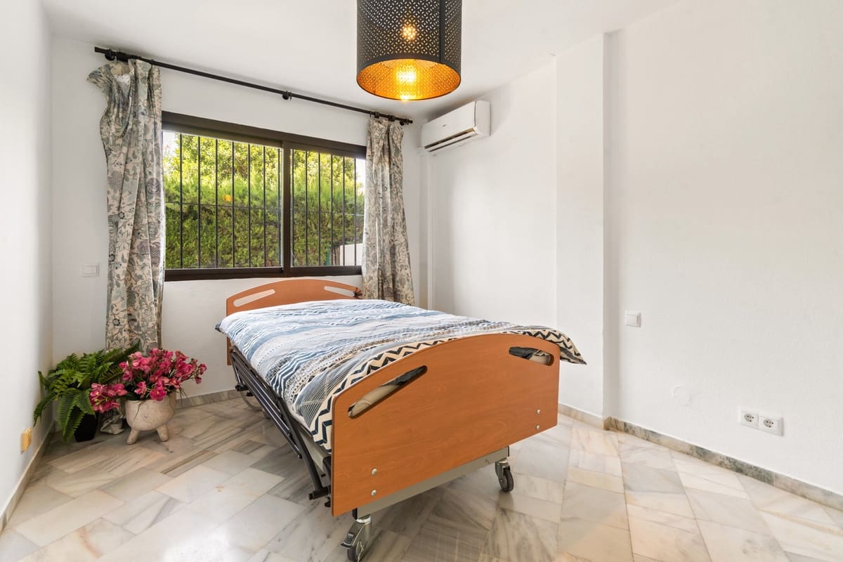 2 bedroom Apartment for sale in Estepona - € 425,000 (Ref: 9935358)