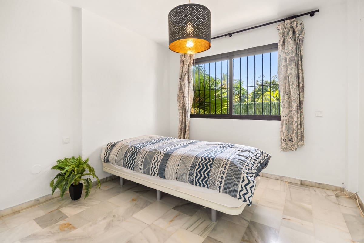 2 bedroom Apartment for sale in Estepona - € 425,000 (Ref: 9935358)