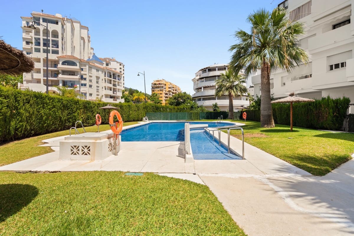 2 bedroom Apartment for sale in Estepona - € 425,000 (Ref: 9935358)
