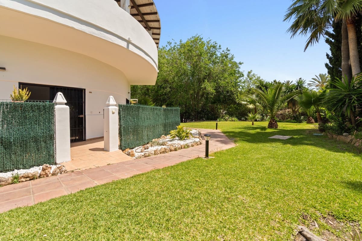 2 bedroom Apartment for sale in Estepona - € 425,000 (Ref: 9935358)