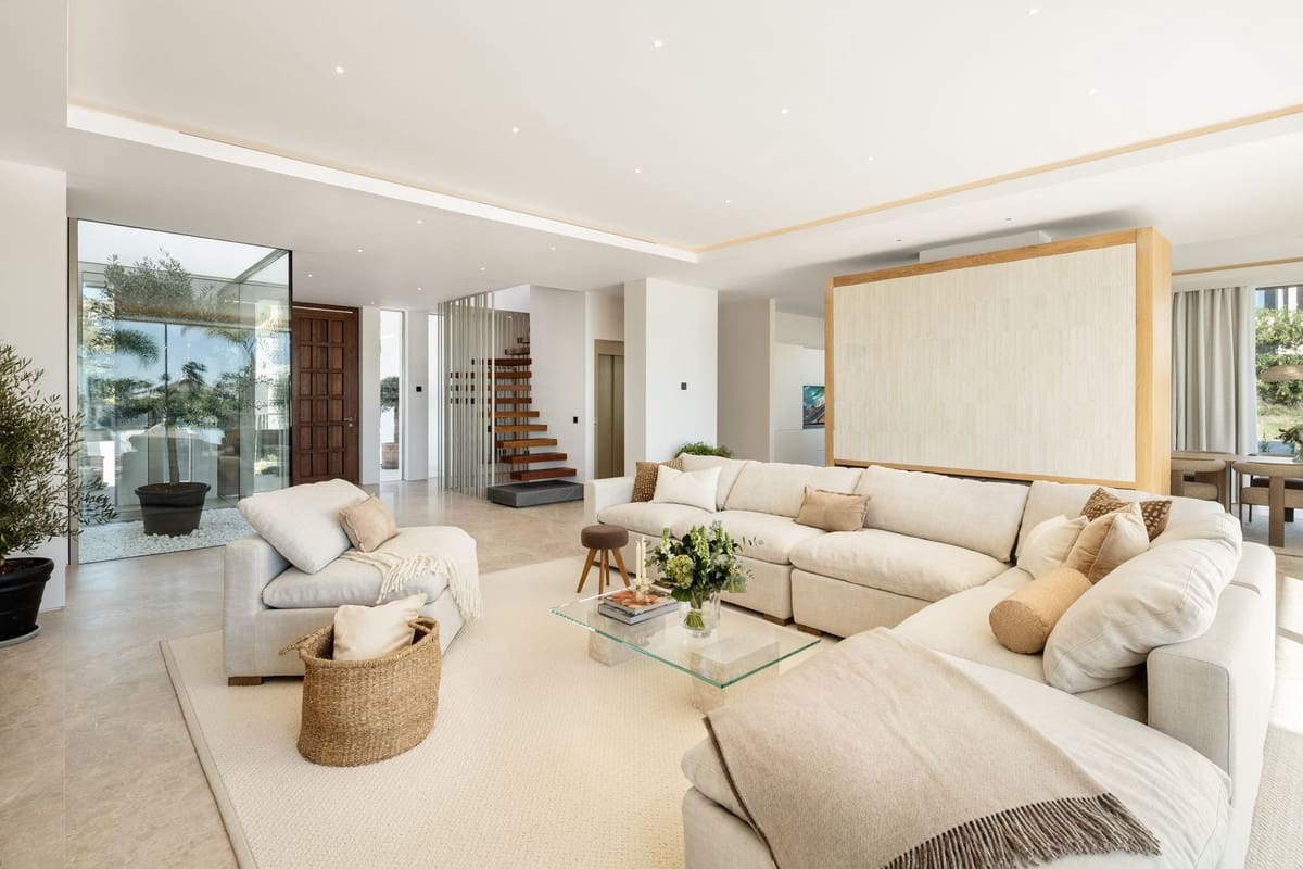 6 bedroom Villa for sale in Nueva Andalucia - € 8,995,000 (Ref: 9937369)