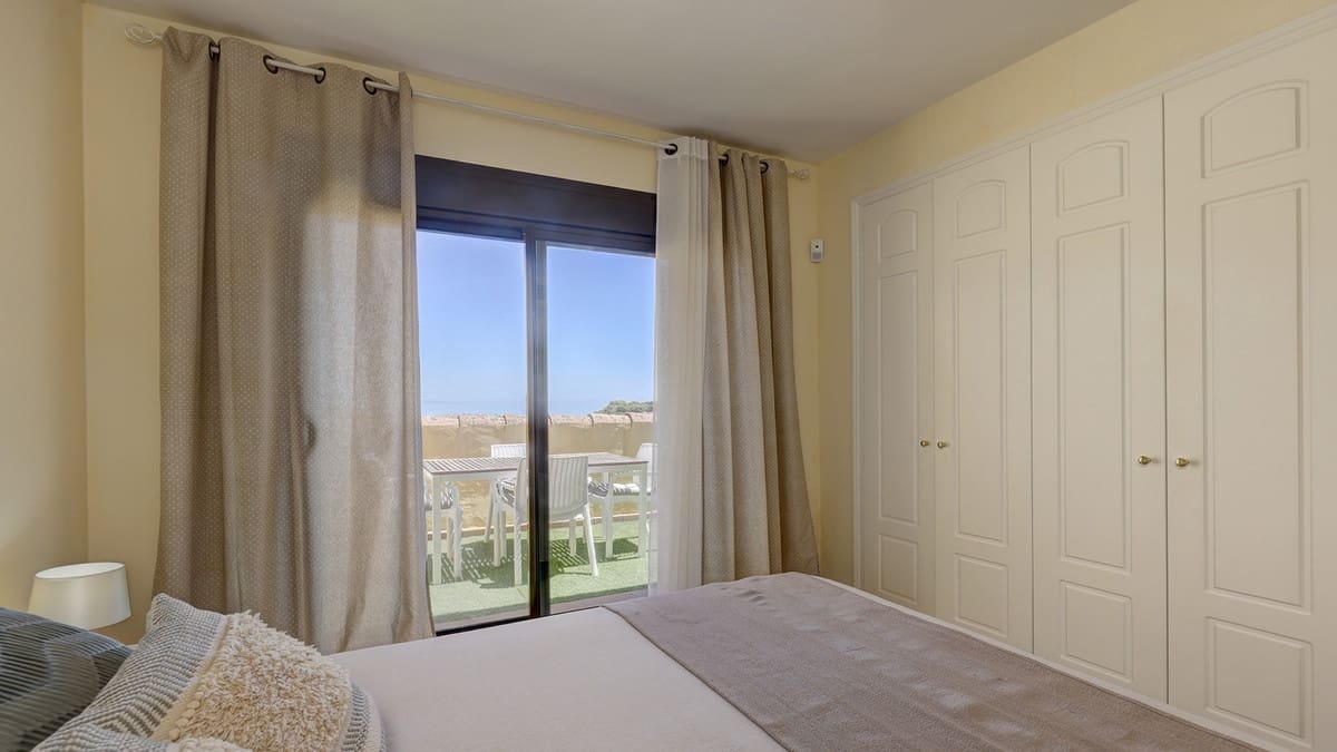 Ático de 2 habitaciones en La Duquesa / Puerto de la Duquesa en venta - 265.000 € (Ref: 9937373)