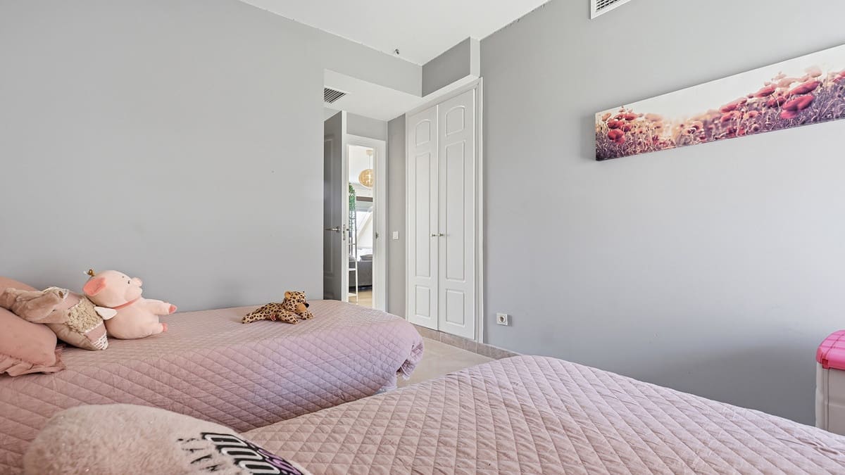 Ático de 2 habitaciones en La Duquesa / Puerto de la Duquesa en venta - 265.000 € (Ref: 9937373)
