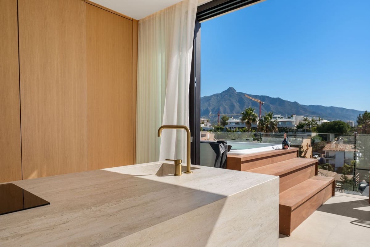 5 bedroom Villa for sale in Nueva Andalucia - € 2,995,000 (Ref: 9941613)