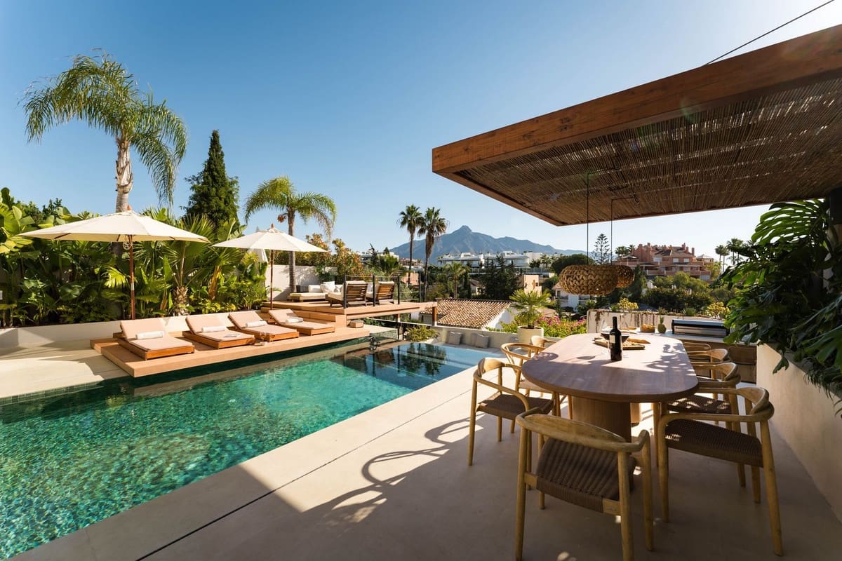 5 bedroom Villa for sale in Nueva Andalucia - € 2,995,000 (Ref: 9941613)