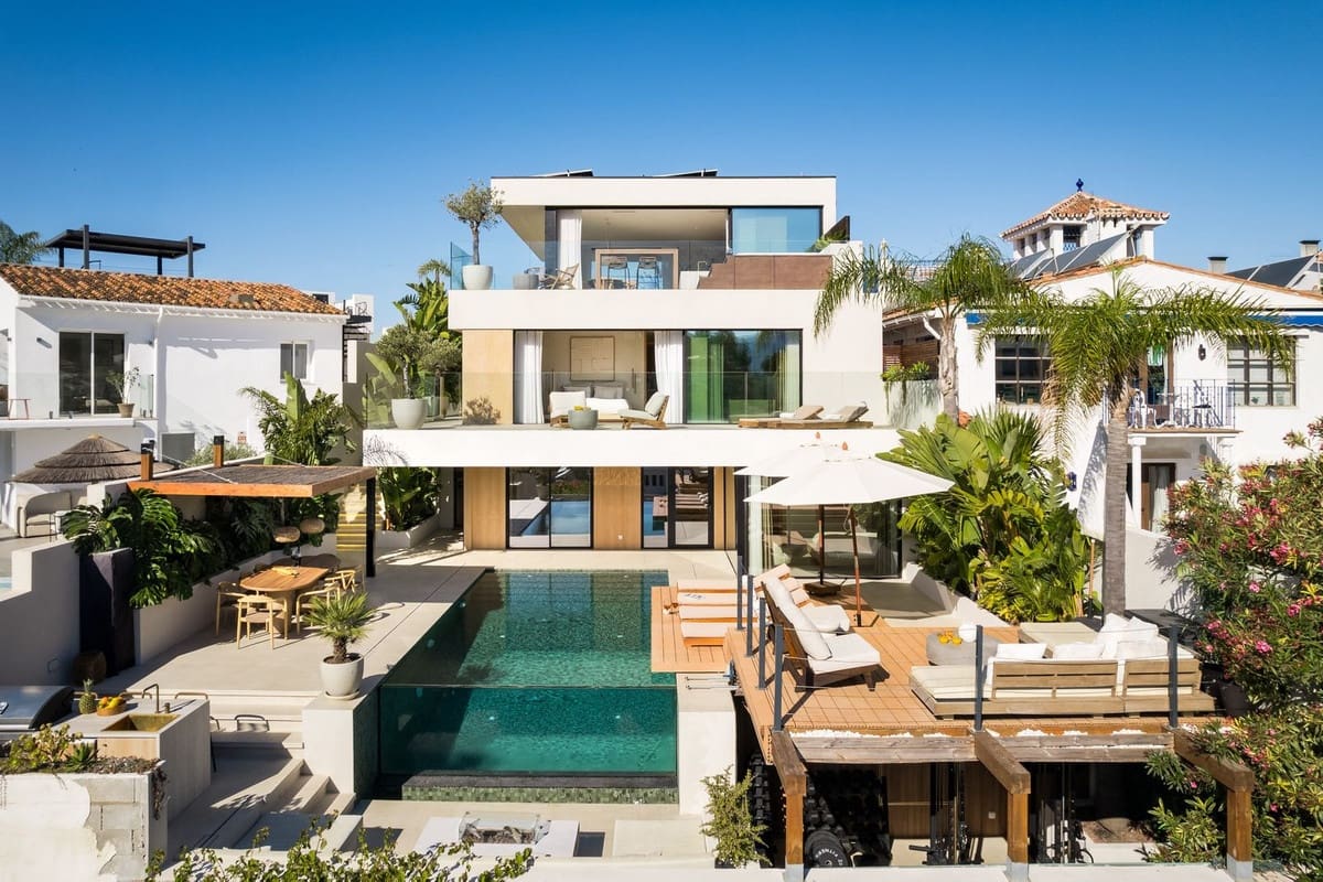 5 bedroom Villa for sale in Nueva Andalucia - € 2,995,000 (Ref: 9941613)