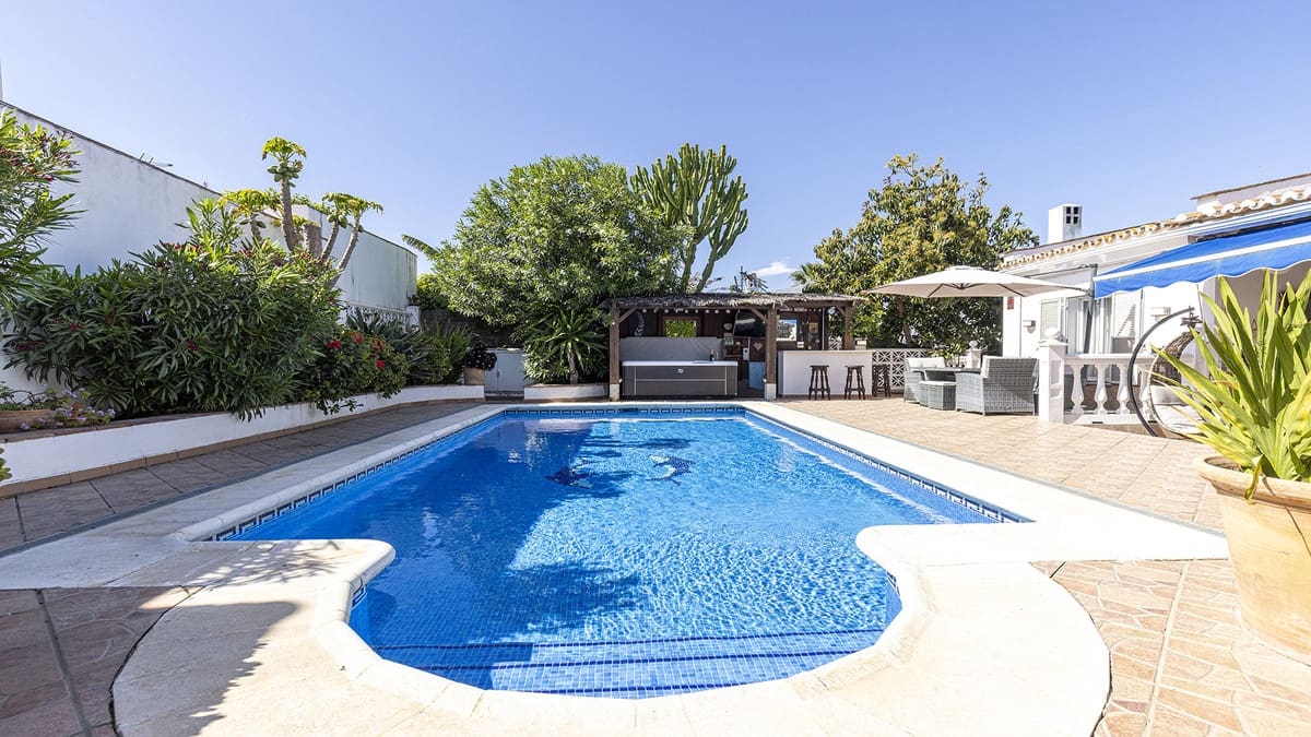 4 soverom Villa til salgs i La Duquesa / Puerto de la Duquesa - € 650 000 (Ref: 9943235)