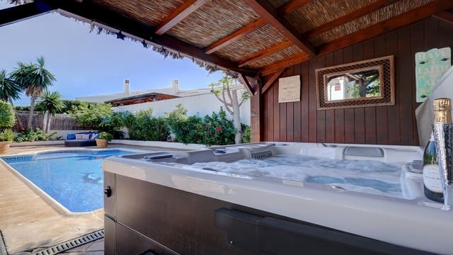4 soverom Villa til salgs i La Duquesa / Puerto de la Duquesa, Manilva - € 650 000 (Ref: 9943235)