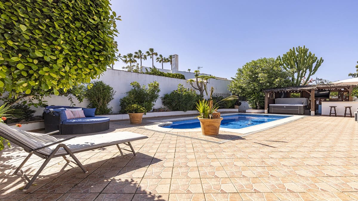 4 soverom Villa til salgs i La Duquesa / Puerto de la Duquesa - € 650 000 (Ref: 9943235)