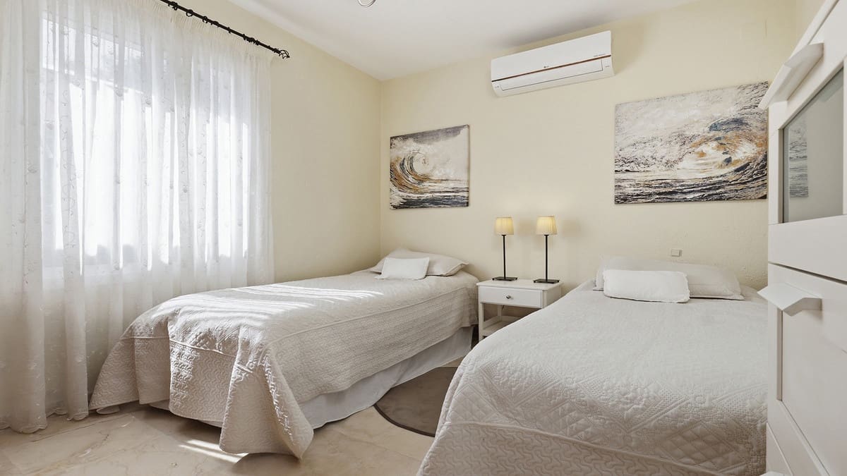 4 soverom Villa til salgs i La Duquesa / Puerto de la Duquesa - € 650 000 (Ref: 9943235)