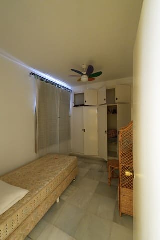 4 soveværelse Villa til salg i Las Chapas, Marbella - € 1.150.000 (Ref: 9946841)