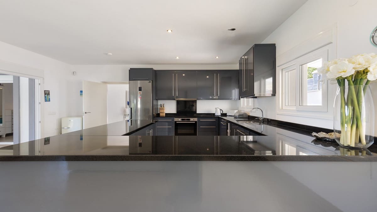 4 bedroom Villa for sale in Manilva - € 1,100,000 (Ref: 9958901)