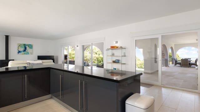 4 bedroom Villa for sale in Manilva Pueblo, Manilva - € 1,100,000 (Ref: 9958901)